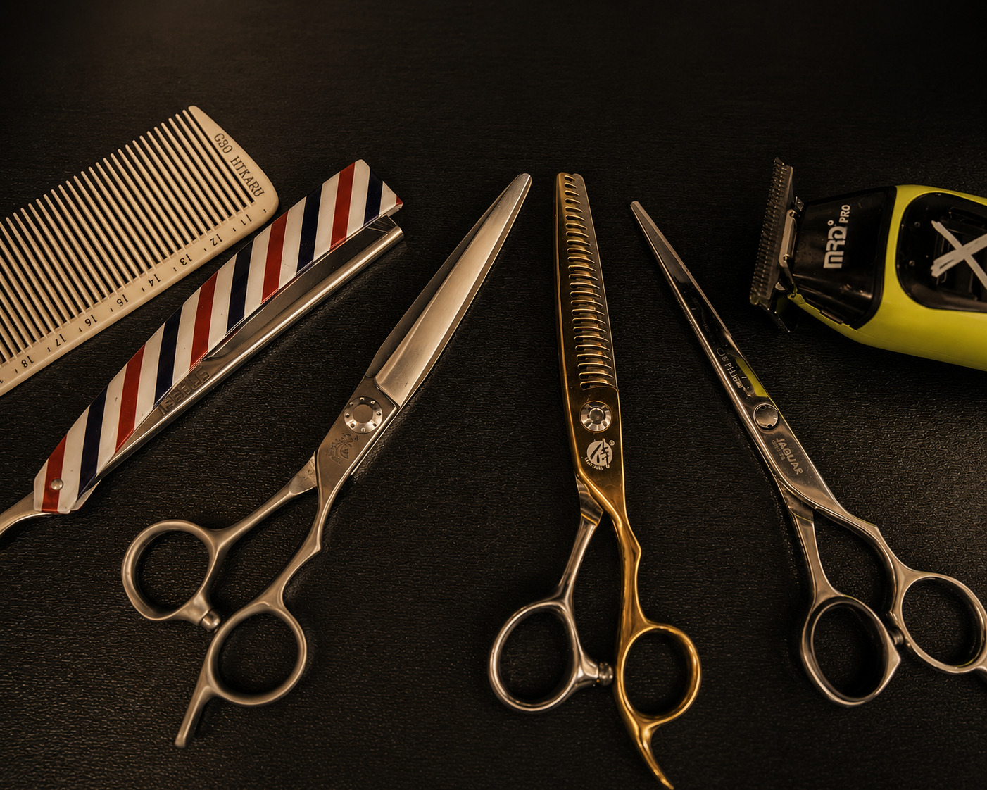 Barber při práci v Tata Barbershop