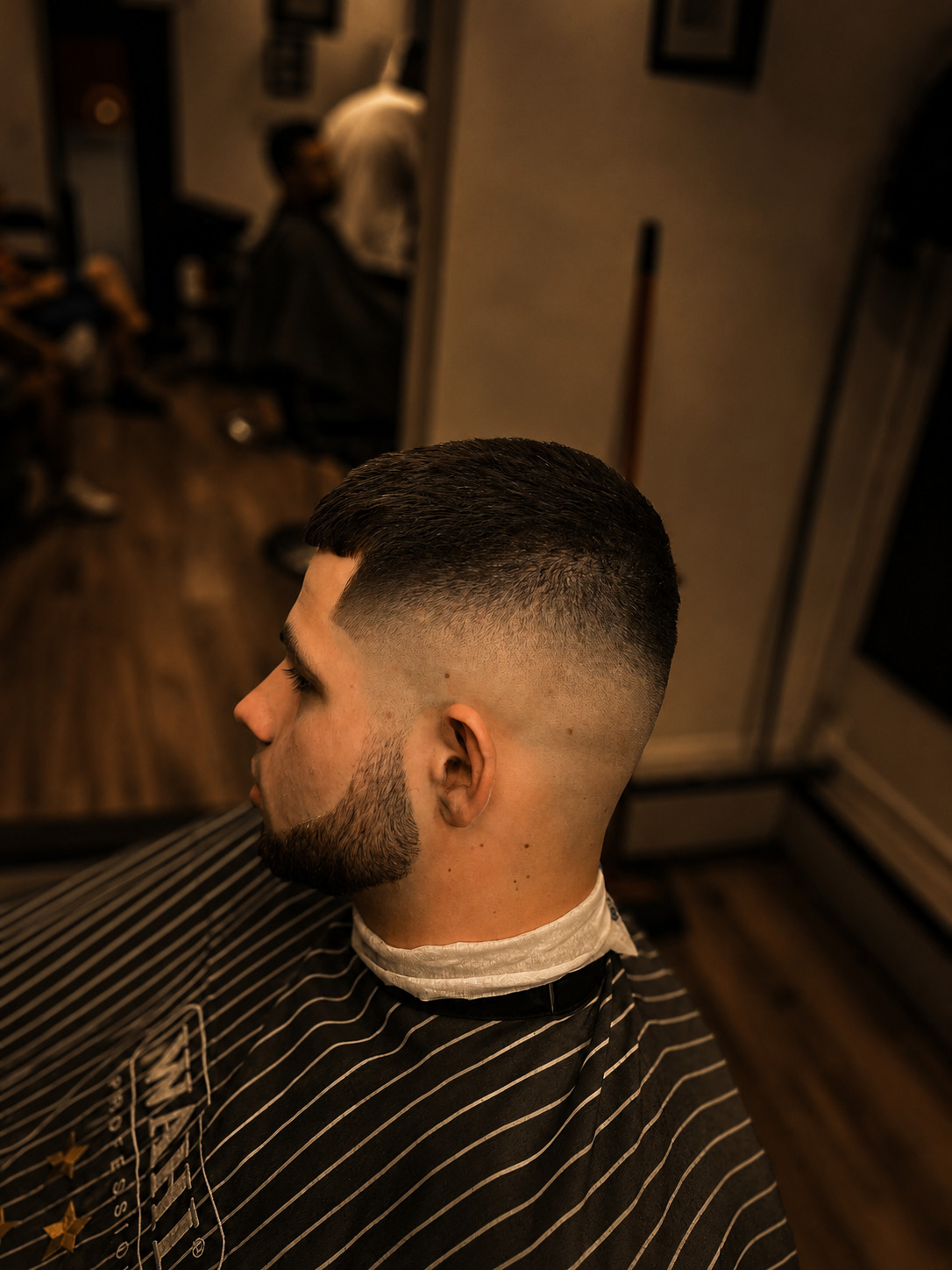 Moderní fade střih s upravenými vousy