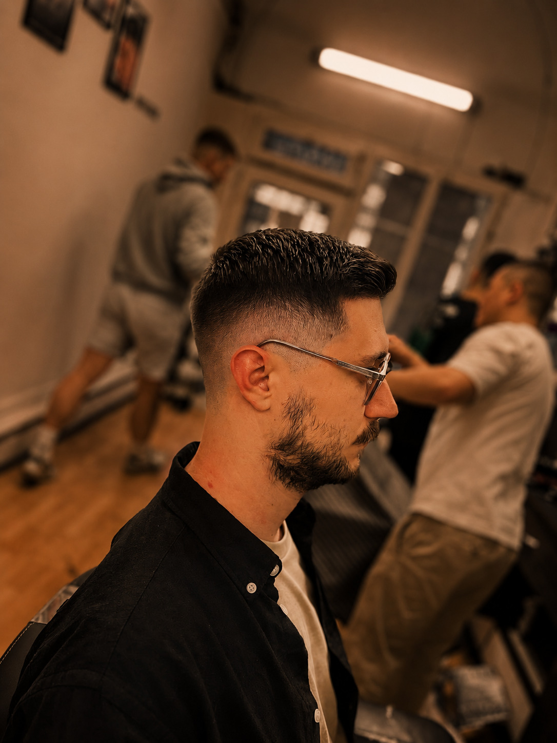 Interiér barbershopu při práci