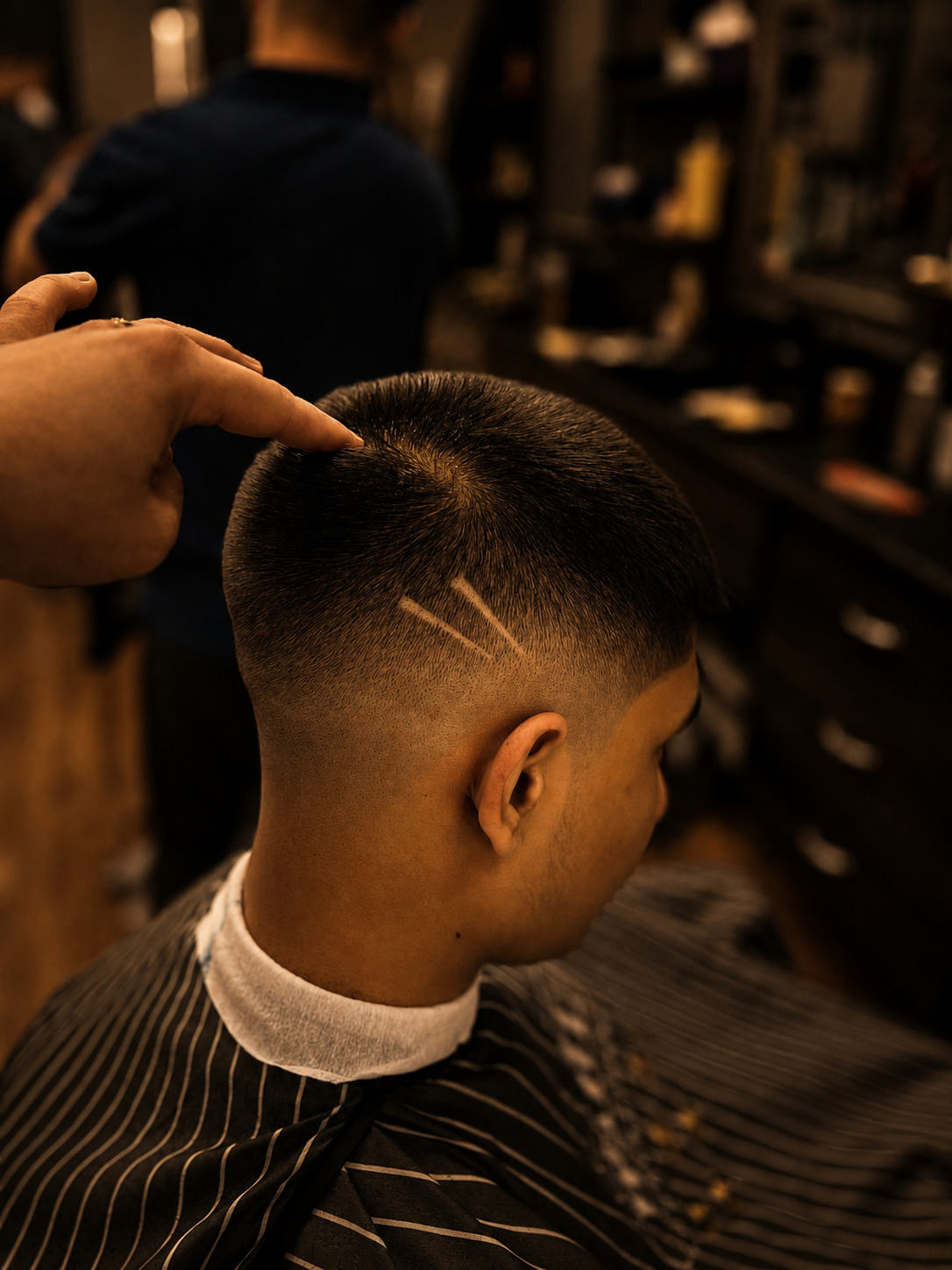 Barber tvaruje fade strojkem