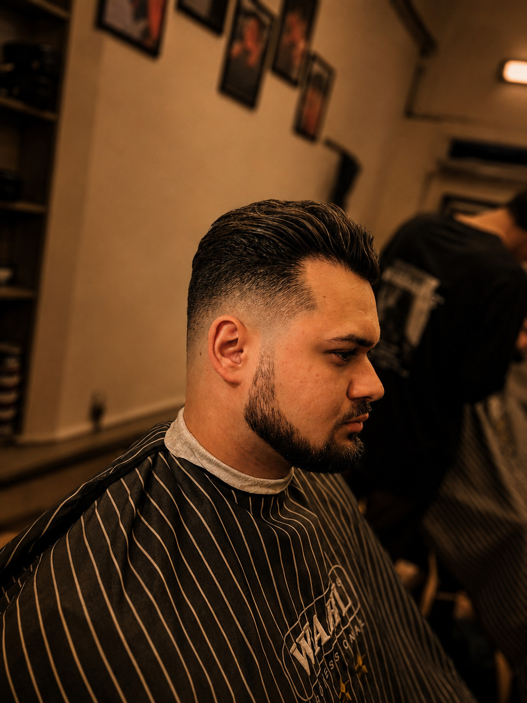 Barber při práci s nůžkami